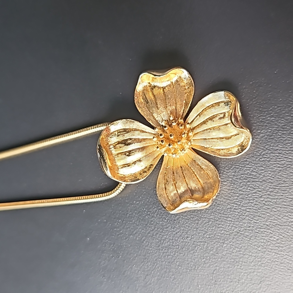 Trifari dogwood necklace 17"